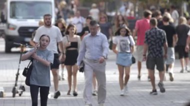 KYIV, UKRAINE - 31 AĞUSTOS 2024: Birçok insan yazın yavaş çekimde sokakta yürür