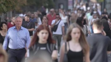 KYIV, UKRAINE - 31 AĞUSTOS 2024: Birçok insan yazın yavaş çekimde sokakta yürür