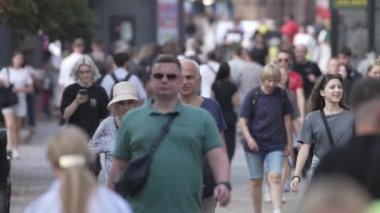 KYIV, UKRAINE - 31 AĞUSTOS 2024: Birçok insan yazın yavaş çekimde sokakta yürür