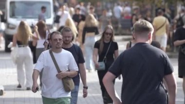 KYIV, UKRAINE - 31 AĞUSTOS 2024: Birçok insan yazın yavaş çekimde sokakta yürür