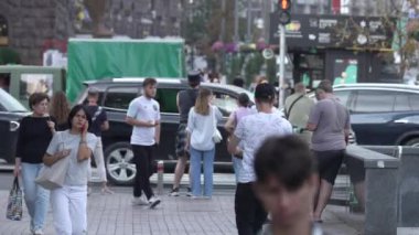 KYIV, UKRAINE - 31 AĞUSTOS 2024: Birçok insan yazın yavaş çekimde sokakta yürür