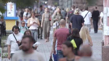 KYIV, UKRAINE - 31 AĞUSTOS 2024: Birçok insan yazın yavaş çekimde sokakta yürür