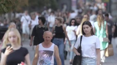 KYIV, UKRAINE - 31 AĞUSTOS 2024: Birçok insan yazın yavaş çekimde sokakta yürür