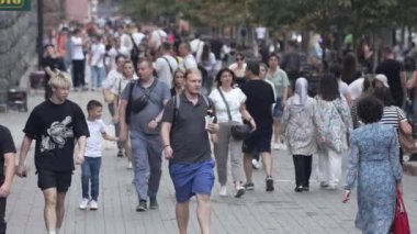 KYIV, UKRAINE - 31 AĞUSTOS 2024: Birçok insan yazın yavaş çekimde sokakta yürür