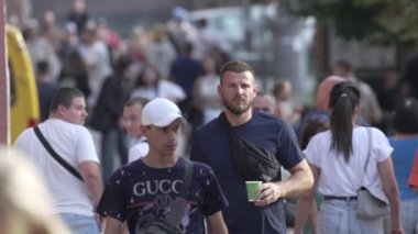 KYIV, UKRAINE - 31 AĞUSTOS 2024: Birçok insan yazın yavaş çekimde sokakta yürür