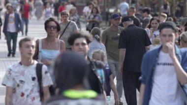 KYIV, UKRAINE - 31 AĞUSTOS 2024: Birçok insan yazın yavaş çekimde sokakta yürür