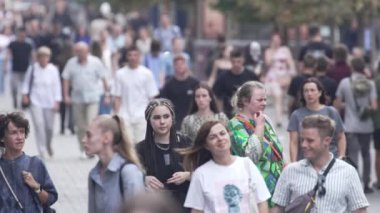 KYIV, UKRAINE - 31 AĞUSTOS 2024: Birçok insan yazın yavaş çekimde sokakta yürür