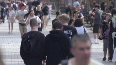 KYIV, UKRAINE - 25 Ağustos 2024: Şehir caddesi yazın insanlarla dolu, ağır çekim
