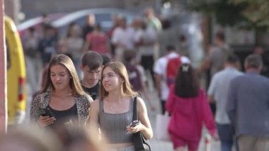 KYIV, UKRAINE - 25 Ağustos 2024: Şehir caddesi yazın insanlarla dolu, ağır çekim