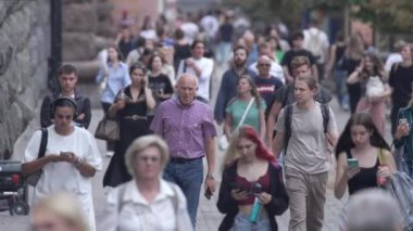 KYIV, UKRAINE - 25 Ağustos 2024: Şehir caddesi yazın insanlarla dolu, ağır çekim