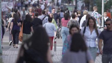 KYIV, UKRAINE - 25 Ağustos 2024: Şehir caddesi yazın insanlarla dolu, ağır çekim
