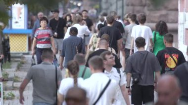 KYIV, UKRAINE - 25 Ağustos 2024: Şehir caddesi yazın insanlarla dolu, ağır çekim
