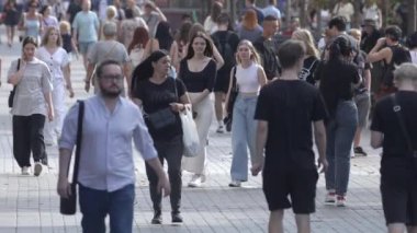 KYIV, UKRAINE - 25 Ağustos 2024: Şehir caddesi yazın insanlarla dolu, ağır çekim