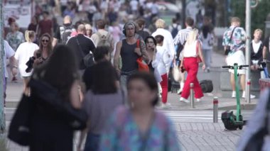KYIV, UKRAINE - 25 Ağustos 2024: Şehir caddesi yazın insanlarla dolu, ağır çekim