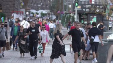 KYIV, UKRAINE - 25 Ağustos 2024: Şehir caddesi yazın insanlarla dolu, ağır çekim