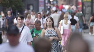 KYIV, UKRAINE - 25 Ağustos 2024: Şehir caddesi yazın insanlarla dolu, ağır çekim