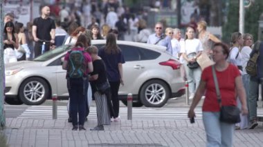 KYIV, UKRAINE - 25 Ağustos 2024: Şehir caddesi yazın insanlarla dolu, ağır çekim