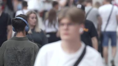 KYIV, UKRAINE - 25 Ağustos 2024: Şehir caddesi yazın insanlarla dolu, ağır çekim