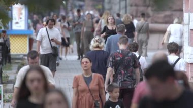 KYIV, UKRAINE - 25 Ağustos 2024: Şehir caddesi yazın insanlarla dolu, ağır çekim