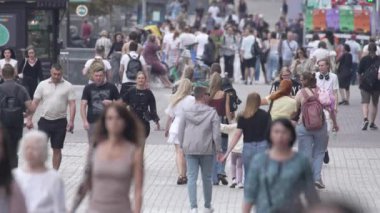 KYIV, UKRAINE - 25 Ağustos 2024: Şehir caddesi yazın insanlarla dolu, ağır çekim