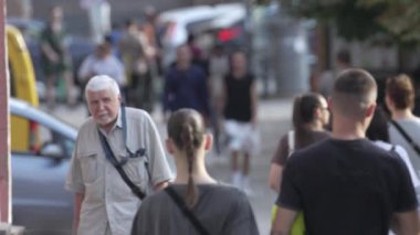 KYIV, UKRAINE - 25 Ağustos 2024: Şehir caddesi yazın insanlarla dolu, ağır çekim