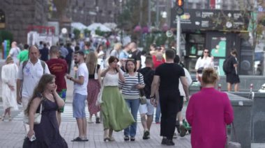 KYIV, UKRAINE - 25 Ağustos 2024: Şehir caddesi yazın insanlarla dolu, ağır çekim