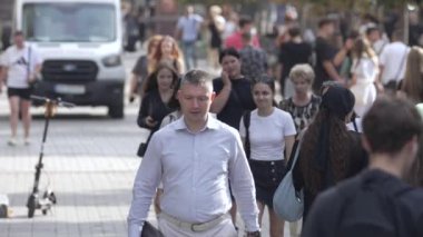 KYIV, UKRAINE - 25 Ağustos 2024: Şehir caddesi yazın insanlarla dolu, ağır çekim