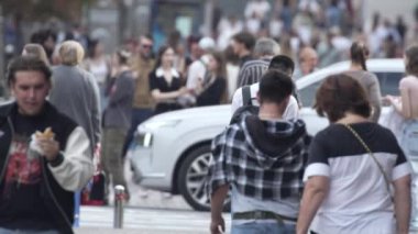 KYIV, UKRAINE - 25 Ağustos 2024: Şehir caddesi yazın insanlarla dolu, ağır çekim