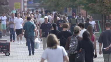 KYIV, UKRAINE - 25 Ağustos 2024: Şehir caddesi yazın insanlarla dolu, ağır çekim