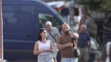 KYIV, UKRAINE - 25 Ağustos 2024: Şehir caddesi yazın insanlarla dolu, ağır çekim