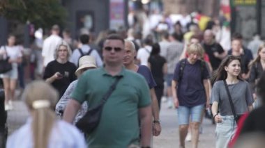KYIV, UKRAINE - 25 Ağustos 2024: Şehir caddesi yazın insanlarla dolu, ağır çekim
