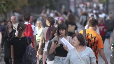 KYIV, UKRAINE - 25 Ağustos 2024: Şehir caddesi yazın insanlarla dolu, ağır çekim