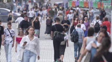 KYIV, UKRAINE - 25 Ağustos 2024: Şehir caddesi yazın insanlarla dolu, ağır çekim