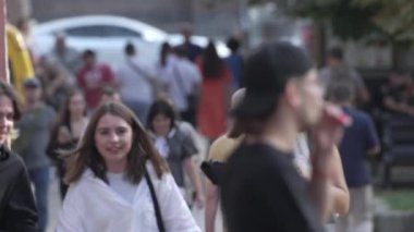 KYIV, UKRAINE - 25 Ağustos 2024: Şehir caddesi yazın insanlarla dolu, ağır çekim