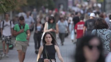 KYIV, UKRAINE - 25 Ağustos 2024: Şehir caddesi yazın insanlarla dolu, ağır çekim