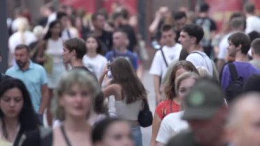 KYIV, UKRAINE - 25 Ağustos 2024: Şehir caddesi yazın insanlarla dolu, ağır çekim