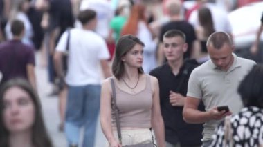 KYIV, UKRAINE 25 Ağustos 2024: Yazın Ukrayna 'nın başkenti Kyiv' de kalabalık bir cadde