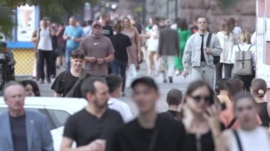 KYIV, UKRAINE 25 Ağustos 2024: Yazın Ukrayna 'nın başkenti Kyiv' de kalabalık bir cadde