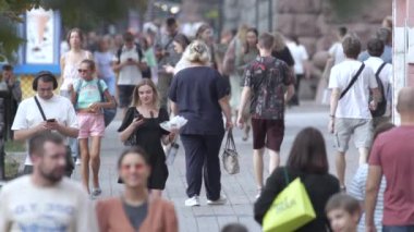 KYIV, UKRAINE 25 Ağustos 2024: Yazın Ukrayna 'nın başkenti Kyiv' de kalabalık bir cadde