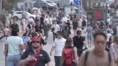 KYIV, UKRAINE 25 Ağustos 2024: Yazın Ukrayna 'nın başkenti Kyiv' de kalabalık bir cadde