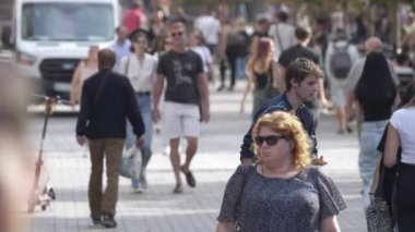 KYIV, UKRAINE 25 Ağustos 2024: Yazın Ukrayna 'nın başkenti Kyiv' de kalabalık bir cadde