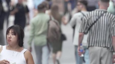 KYIV, UKRAINE 25 Ağustos 2024: Yazın Ukrayna 'nın başkenti Kyiv' de kalabalık bir cadde