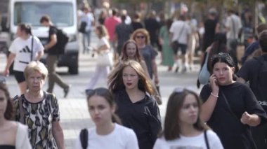 KYIV, UKRAINE 25 Ağustos 2024: Yazın Ukrayna 'nın başkenti Kyiv' de kalabalık bir cadde