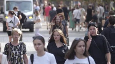 KYIV, UKRAINE 25 Ağustos 2024: Yazın Ukrayna 'nın başkenti Kyiv' de kalabalık bir cadde