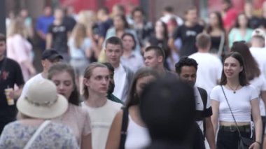 KYIV, UKRAINE 25 Ağustos 2024: Yazın Ukrayna 'nın başkenti Kyiv' de kalabalık bir cadde