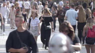 KYIV, UKRAINE 25 Ağustos 2024: Yazın Ukrayna 'nın başkenti Kyiv' de kalabalık bir cadde