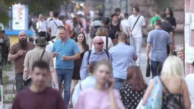 KYIV, UKRAINE 25 Ağustos 2024: Yazın Ukrayna 'nın başkenti Kyiv' de kalabalık bir cadde