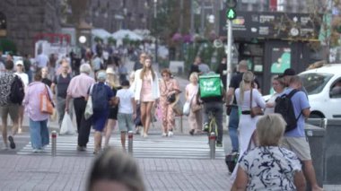 KYIV, UKRAINE 25 Ağustos 2024: Yazın Ukrayna 'nın başkenti Kyiv' de kalabalık bir cadde