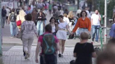 KYIV, UKRAINE 25 Ağustos 2024: Yazın Ukrayna 'nın başkenti Kyiv' de kalabalık bir cadde