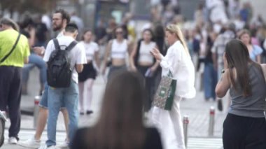 KYIV, UKRAINE 25 Ağustos 2024: Yazın Ukrayna 'nın başkenti Kyiv' de kalabalık bir cadde